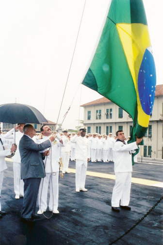A bandeira brasileira  arriada pela ltima vez no NAeL Minas Gerais