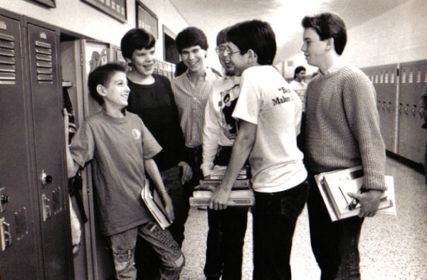 A AIDS não impede que a pessoa leve uma vida normal, na foto, Ryan White com alguns amigos da escola
