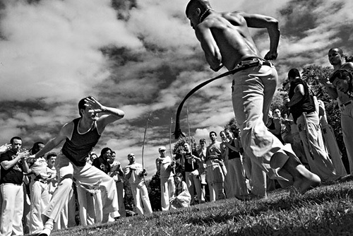 Capoeira: história, tipos, golpes, instrumentos - Brasil Escola