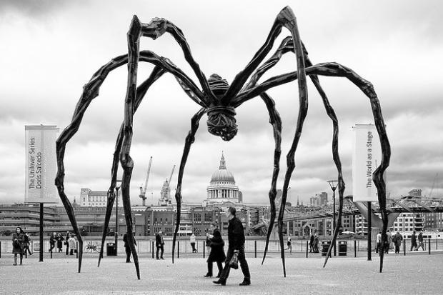 "Maman", uma das muitas aranhas gigantes (sem piadas, por favor) de Louise Bourgeois (1911-2010)
