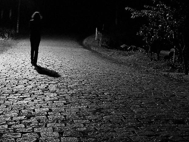 Não parece mas andar sozinho, à noite, por uma rua escura, também é um privilégio masculino.