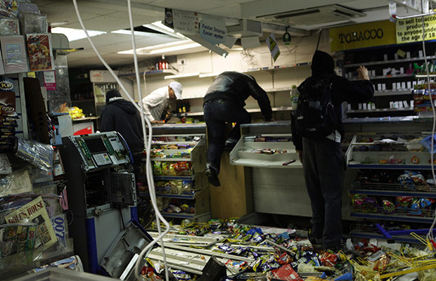 Looters saqueiam loja em Hackney