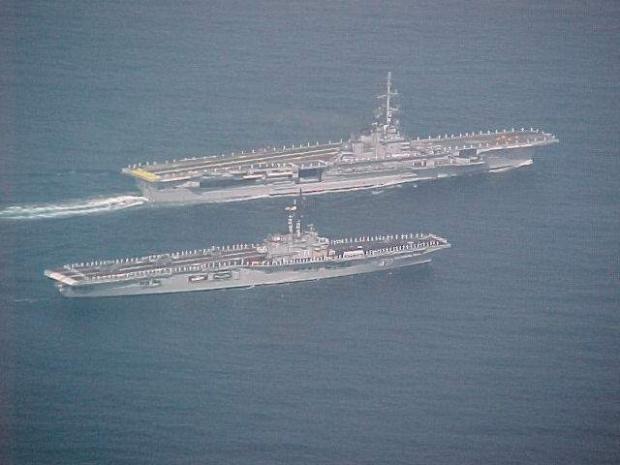 Fevereiro de 2001, acontecimento raro: NAeL Minas Gerais (A-11) e Nae São Paulo (A-12) navegam juntos.