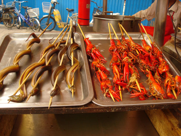 Na China, entre porcos, escorpiões, aspartame, tomates e besouros ...
