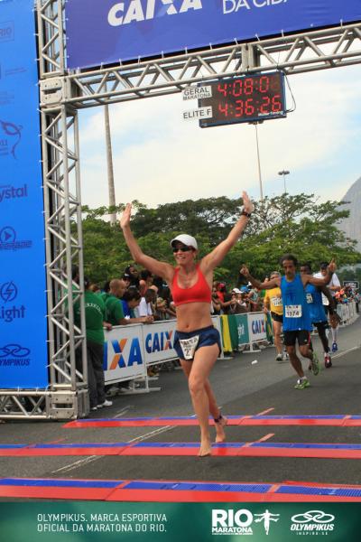 Cátia Caldeira corre descalça a Maratona do Rio/2011 (Foto: Ativo.com)