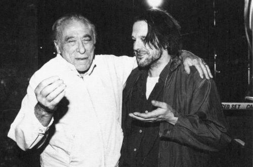 Charles Bukowski & Mickey Rourke: às vezes, um puxa o outro pra baixo. Ou não.