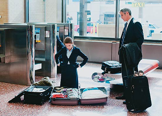George Clooney dá uma aula de empacotamento de bagagem.