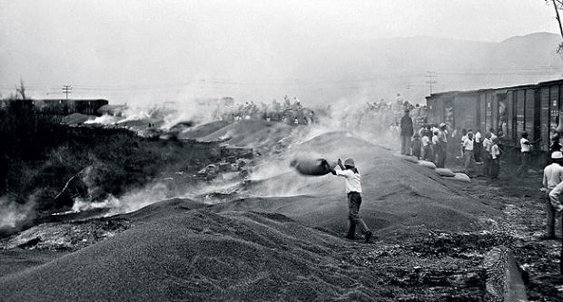 1931: 18 milhões de sacas de café queimadas em Santos