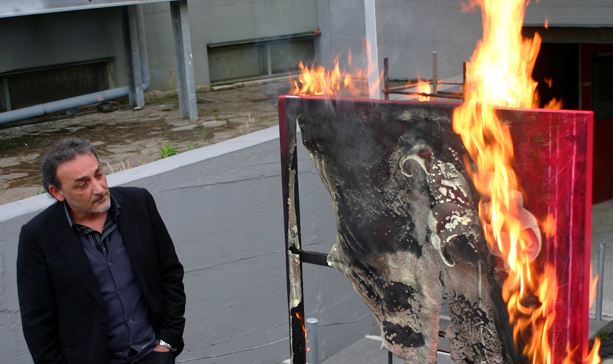 Antonio Manfredi, diretor do museu, queimando uma pintura da artista francesa Séverine Bourguignon, em frente ao Museu de Arte Contemporânea de Casoria
