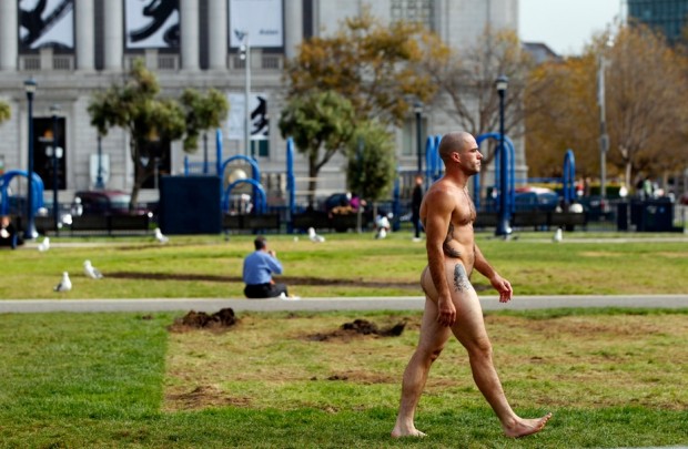 Cidadão de São Francisco, exercendo seu direito de andar nu em público.