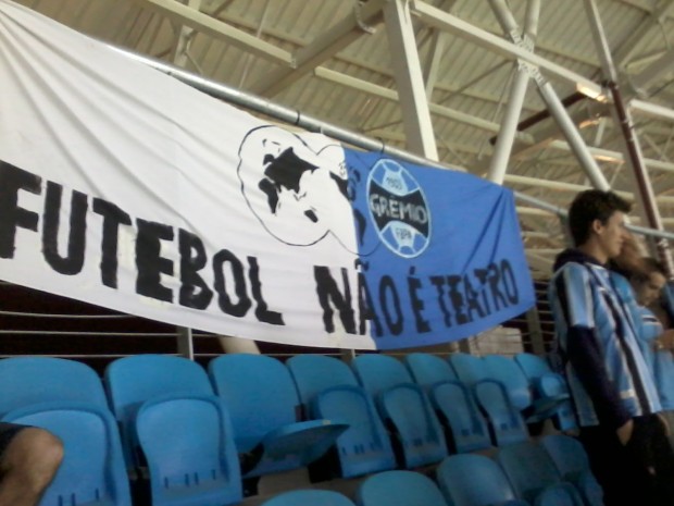 Manifestação de torcedores do Grêmio a favor do setor sem cadeiras 