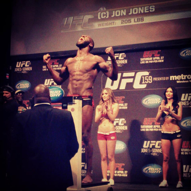 Jon Jones, campeão dos meio pesados do UFC nas pesagens, um dia antes de arrebentar a cara do Sonnen ainda no primeiro round