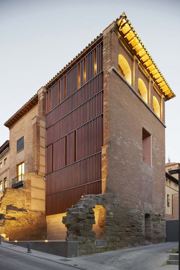 Remodelação da torre oeste da cidade de Huesca, Espanha