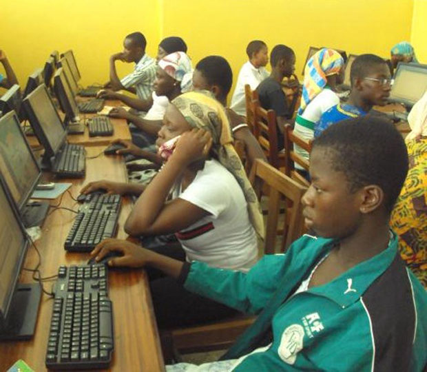 Estar na frente de um computador, na África subsaariana não garante contato direto com o mundo