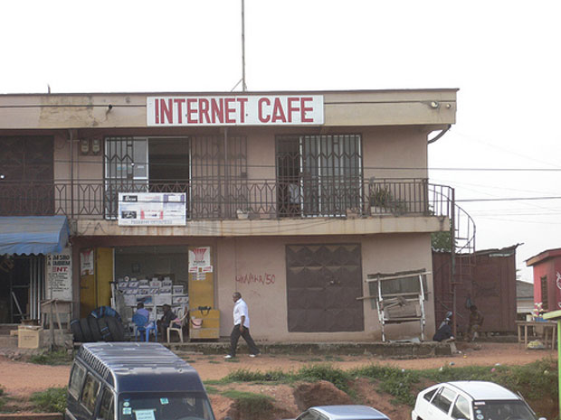 Um dos vários cafés pra acessar a Internet