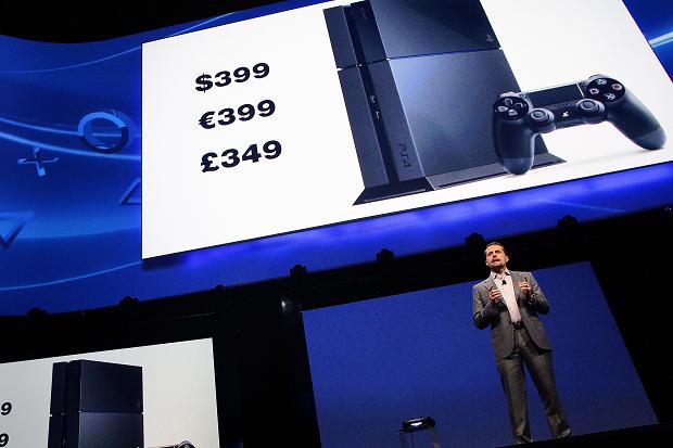 Andrew House, presidente da Sony Computer Entertainment, apresentando o PS4, mais barato que o X Box apresentado no dia anterior