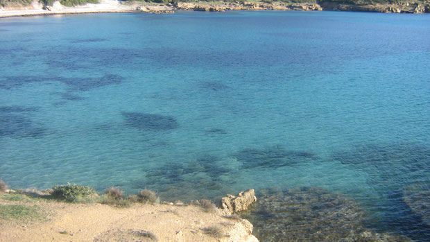 As águas azul turquesa das baías da Sardenha