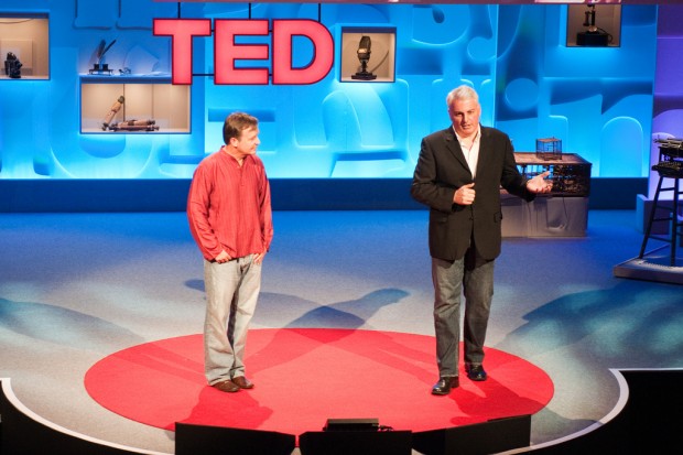 Falamos em exclusividade com "o" cara do TEDGlobal, Bruno Giussani (à direita)