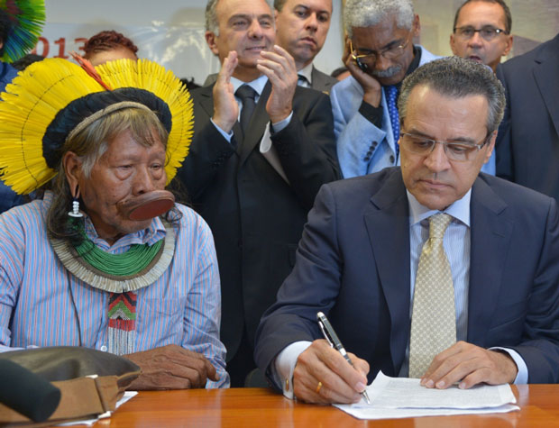 O presidente da Câmara, Henrique Eduardo Alves (PMDB-RN), participa junto com lideranças indigenas, de encontro na Frente Parlamentar de Apoio aos Povos Indígenas