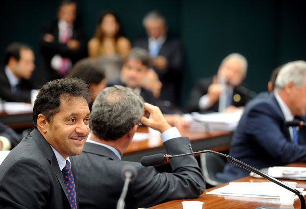 O deputado federal Tiririca (PR), nas eleições de 2010, teve a maior votação do Brasil e “puxou” mais três candidatos que, sozinhos, não seriam eleitos