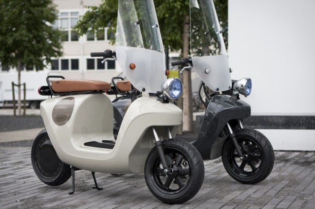 Be.e-frameless-biocomposite-electric-scooter-design-by-waarmakers-posing-together