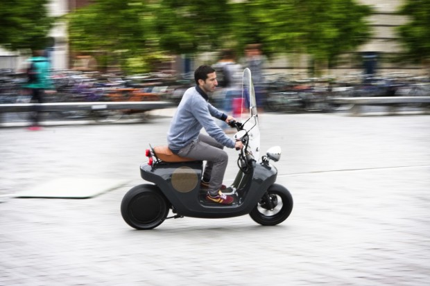 Be.e-frameless-biocomposite-electric-scooter-design-by-waarmakers-riding