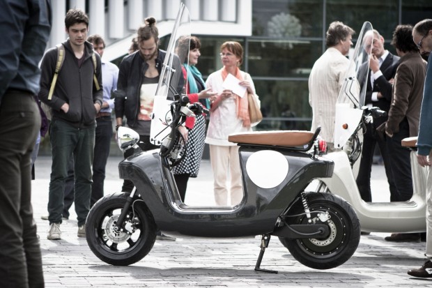 Be.e-frameless-biocomposite-electric-scooter-design-by-waarmakers-sideview