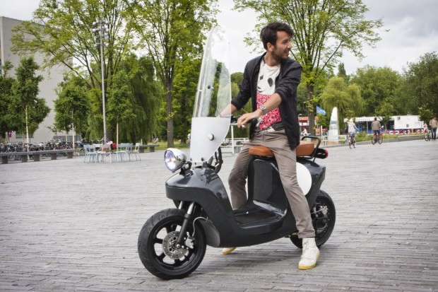 Be.e-frameless-biocomposite-electric-scooter-design-by-waarmakers-stop