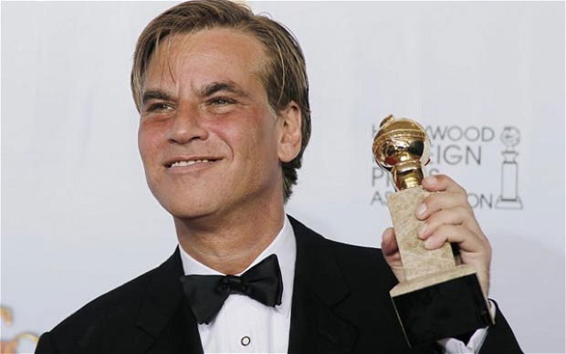 Aaron Sorkin e seu Globo de Ouro pelo filme "A Rede Social. Também ganhou o Oscar pelo mesmo roteiro e diversos prêmios Emmy com a série "The West Wing"