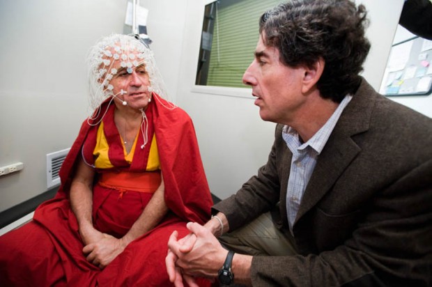 Dr. Richie Davidson trabalhando com o monge budista Matthieu Ricard | Foto: Jeff Miller