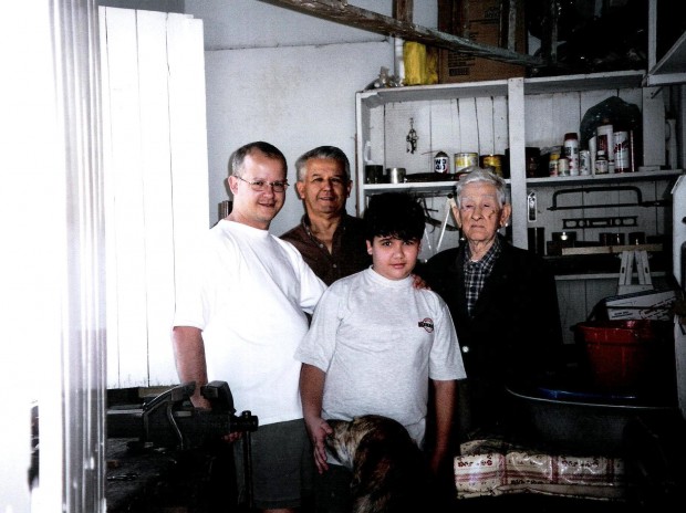 Do lado direito o vô Amado, na esquerda atrás o Wilson, meu pai, eu de camiseta branca e o ex-rechonchudo sobrinho Francisco