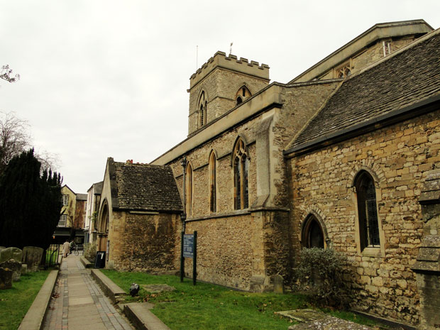 A igreja gótica de St Giles e o cemitério