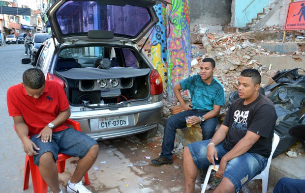 Funk: carro tunado em Heliópolis