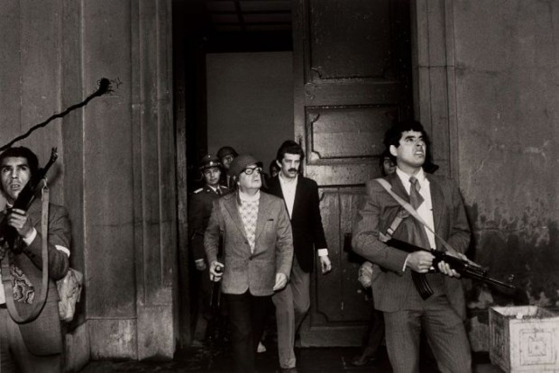 O presidente democrático de Chile, Salvador Allende, momentos antes de sua morte durante o golpe de estado, no palácio presidencial de la Moneda, na capital Santiago. Foto de autor desconhecido publicado no New York Times. 