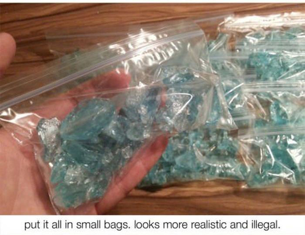 "Coloque tudo em pequenos sacos plásticos. Parece mais real e ilegal"