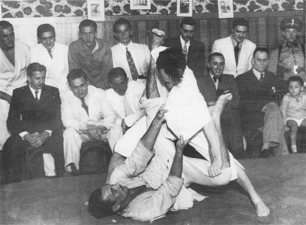 Carlos (passando a guarda) e Helio Gracie (fazendo guarda)