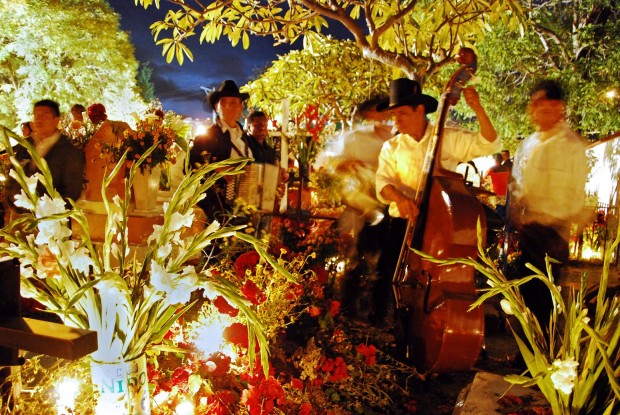 Músicos tocando ao lado de uma sepultura em Oaxaca, sul do México (foto: Beers and Beans)
