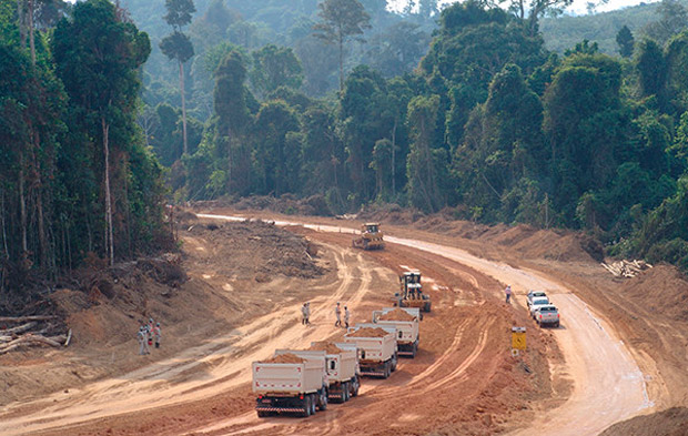 Obras de melhorias no Travessão no sítio Belo Monte da usina Belo Monte no rio Xingu, Pará. Foto: Governo Federal. Divulgação: outubro de 2011)