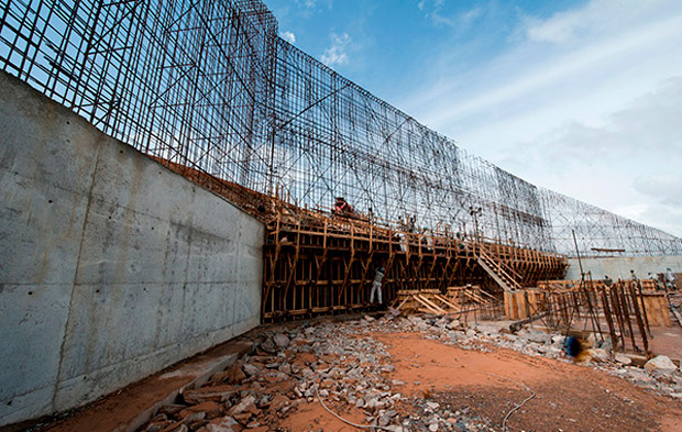 Obras no Canal de Derivação da hidrelétrica Belo Monte que está sendo construída em Altamira, no Pará (Foto: Governo Federal. Divulgação: dezembro de 2011)