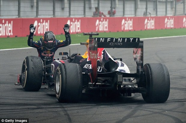 Crie dois carros de formula 1 disputando uma corrida com um por do sol ao  fundo