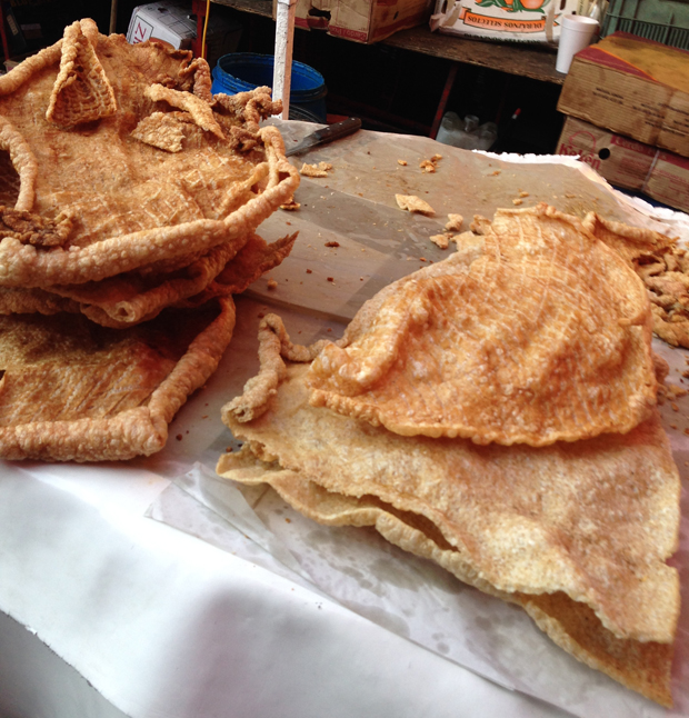 Pele de porco frita - Mercado Sobre Ruedas da Colonia Nápoles – Fonte: Arquivo pessoal