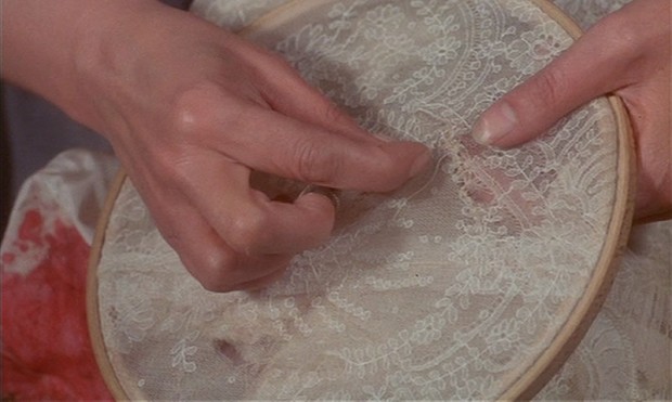 Costurando Esse Obscuro Objeto do Desejo da Conchita duas-caras, a suposta virgem. Filme de Luis Buñuel, 1977