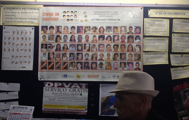 Na Delegacia de Campo Grande um mural mostra o rosto dos desaparecidos (Foto: Giuliander Carpes)