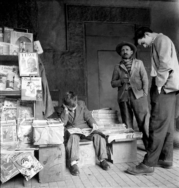 Banca de jornal no centro de São Paulo, c. 1953 (Imagem: Blog do MIS)