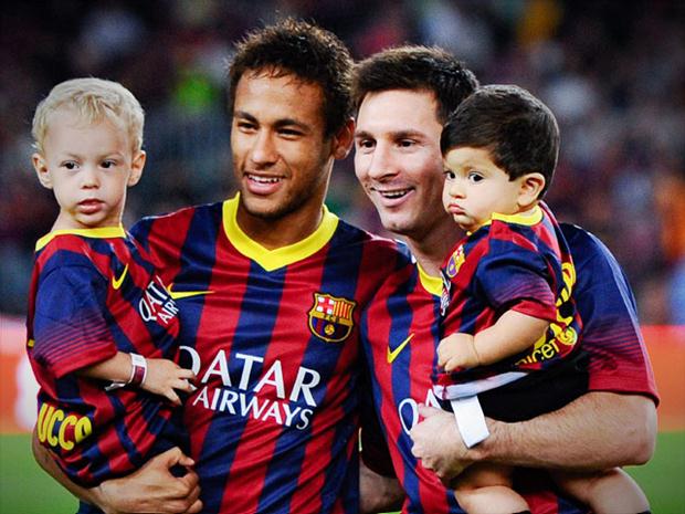 Neymar e Messi com seus filhos no estádio