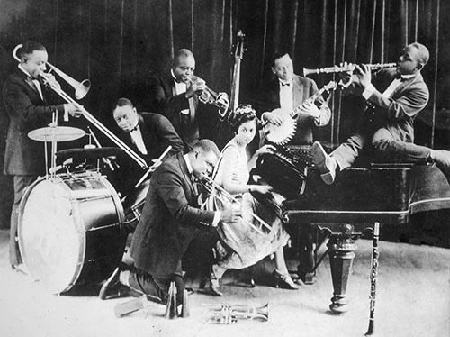 1923:  Joe 'King' Oliver's Creole Jazz Band, (L-R), Louis Armstrong (1900 - 1971), slide trumpet; King Oliver, coronet; Baby Dodds, drums; Honore Dutrey, trombone; Bill Johnson, banjo; Johnny Dodds, clarinet and Lil Hardin on piano,Chicago, Illinois.  (Foto da Frank Driggs Collection/Getty Images)