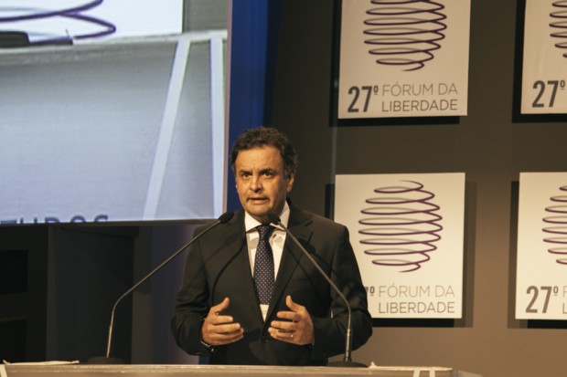 Aécio Neves também estava por lá. Palavras do futuro candidato à Presidência: “O Estado, o governo, se não atrapalhar já tá fazendo um grande resultado”