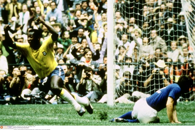Pelé comemora em campo na Copa do Mundo de 1970. Fora dele, ditadura no lombo do povo
