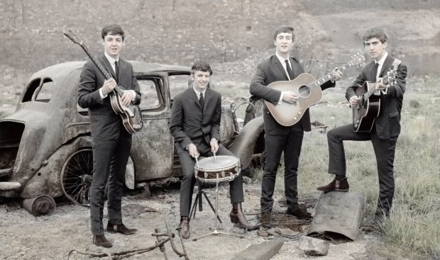 The Beatles, já com o Ringo Starr. Liverpool, 1961 (clique para ver a imagem maior)
