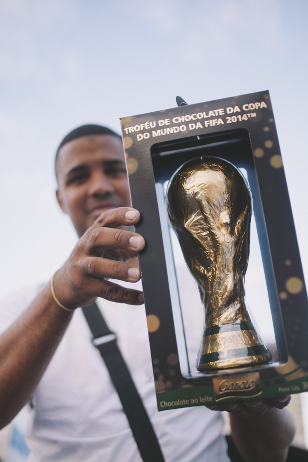 Eduardo Lopes e as réplicas de chocolate ao leite da taça da Copa do Mundo